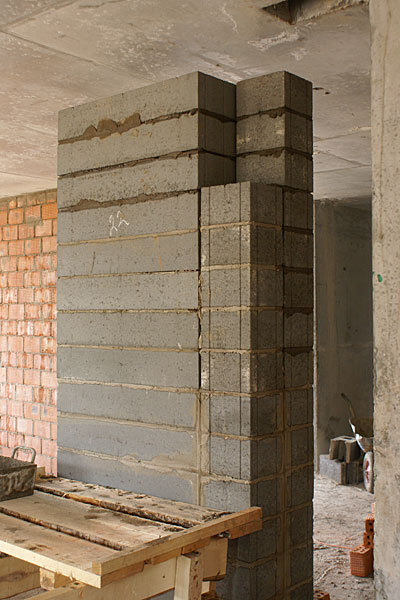 Вентиляционная шахта из бетонных блоков в жилом доме