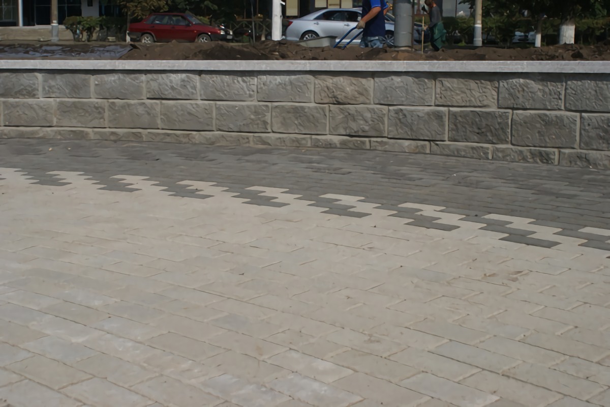 Комбинация декоративного камня и тротуарной плитки