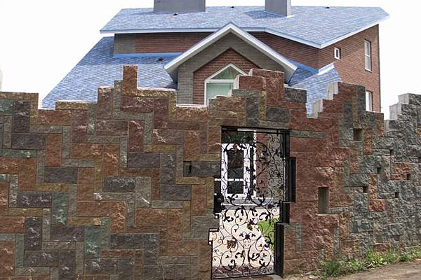 Забор частного дома в д. Макарово, декоративный камень